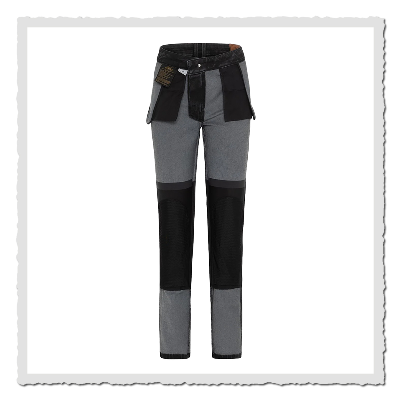 Innenansicht einer dunklen Jeans, geöffnet und flach dargestellt vor hellem Hintergrund.